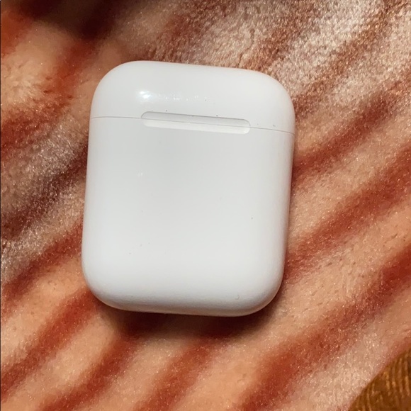 Apple AirPods with Charging Case - Picture 2 of 4